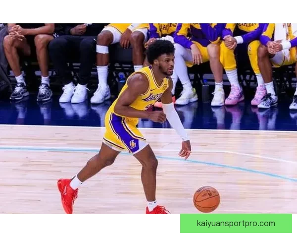 NBA历史首次父子连线 詹姆斯传球布朗尼外线三分命中